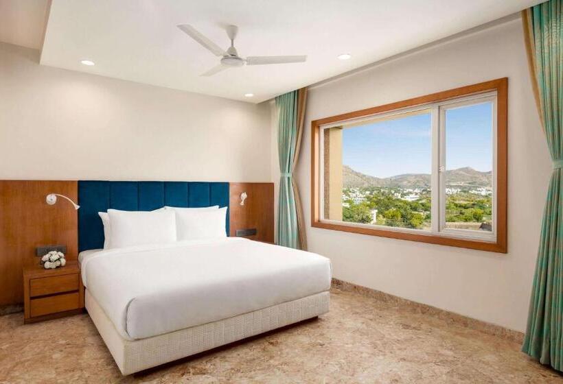 جناح إدارى سرير كينج, Howard Johnson By Wyndham Udaipur Roop Nagar