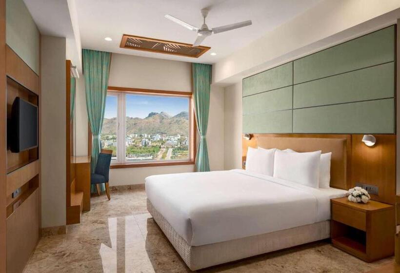 غرفة قياسية سرير كينج لذوى الإحتياجات الخاصة, Howard Johnson By Wyndham Udaipur Roop Nagar