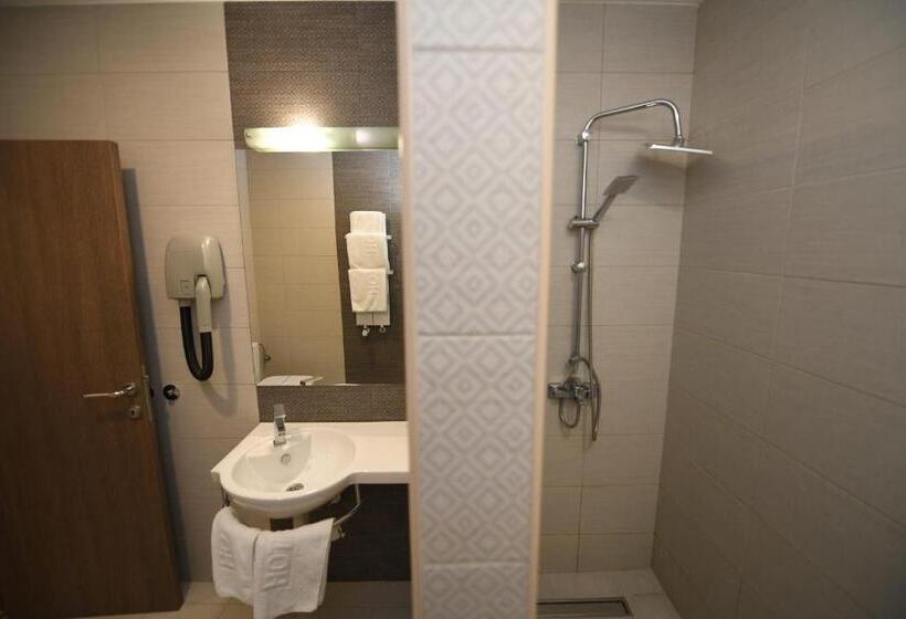 اتاق استاندارد سه نفره, Kole