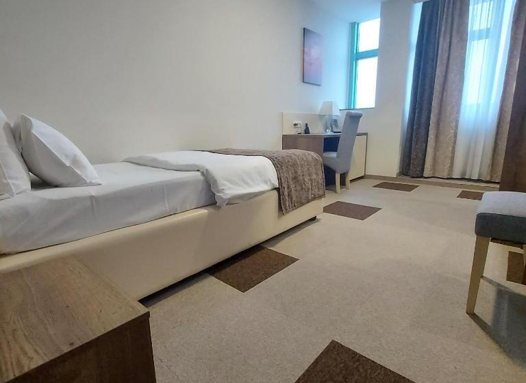 اتاق استاندارد یک نفره, Kole