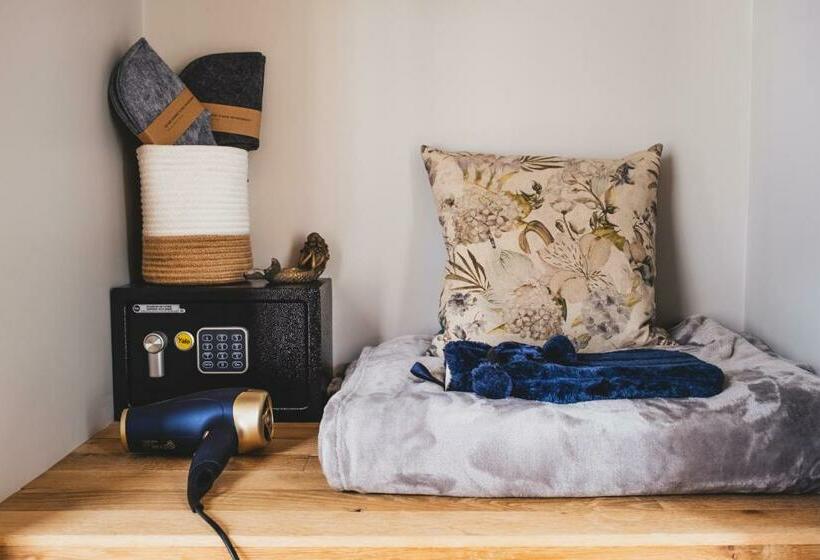 סוויטה דלוקס, Host St Ives