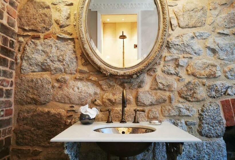 סוויטה דלוקס, Host St Ives