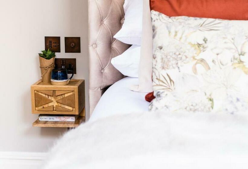 סוויטה דלוקס, Host St Ives