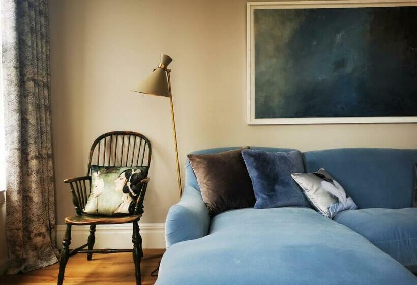 סוויטה דלוקס, Host St Ives