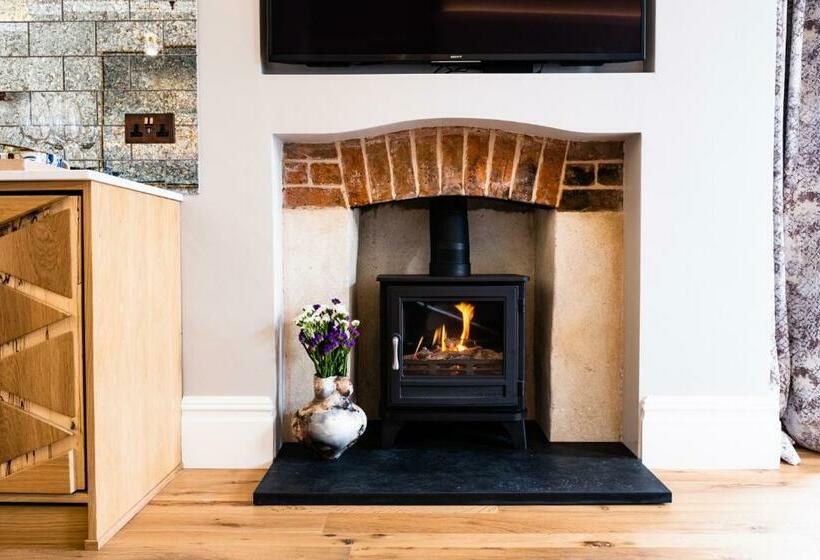 סוויטה דלוקס, Host St Ives