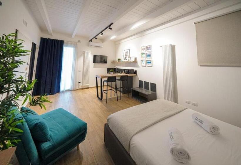 غرفة قياسية مزوَّدة بشُرفة, Run House 07 Rooms & Apartments