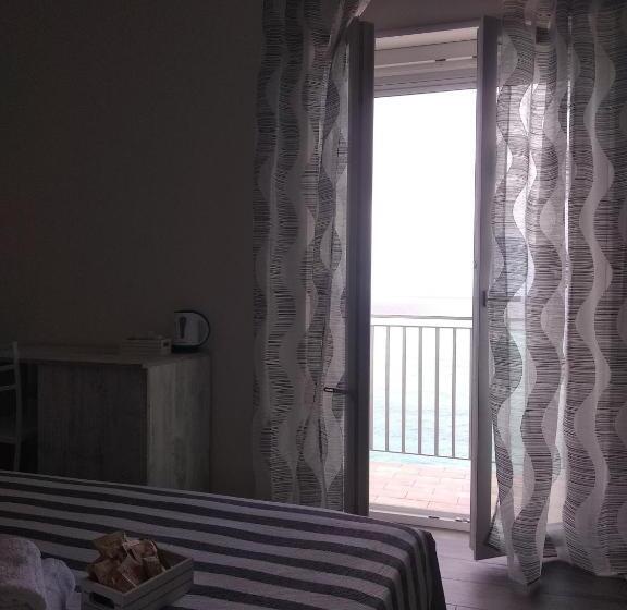 غرفة ديلوكس مطلّة علي البحر مزوَّدة بشُرفة, B&b Domus Piedigrotta
