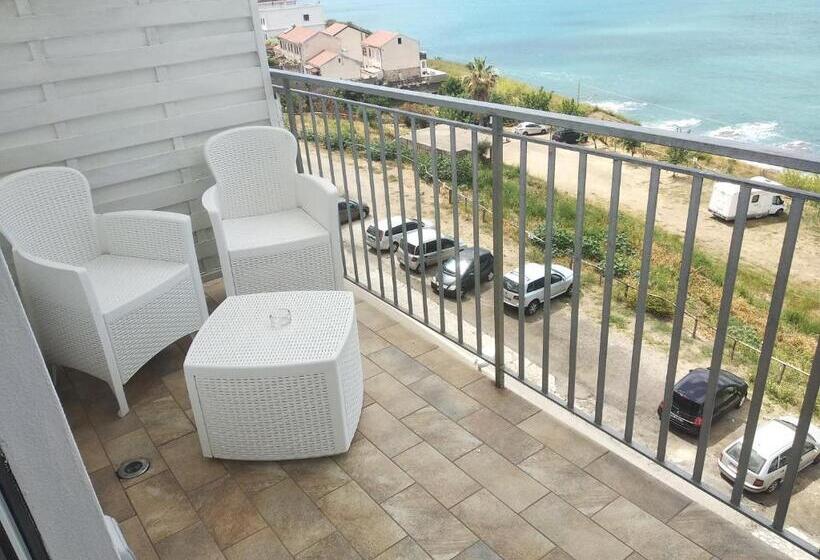 غرفة ديلوكس مطلّة علي البحر مزوَّدة بشُرفة, B&b Domus Piedigrotta