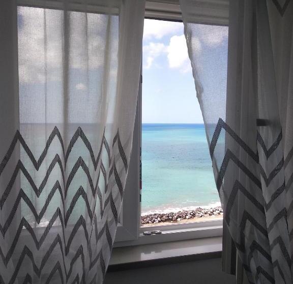 غرفة قياسية مطلّة علي البحر مزوَّدة بشُرفة, B&b Domus Piedigrotta