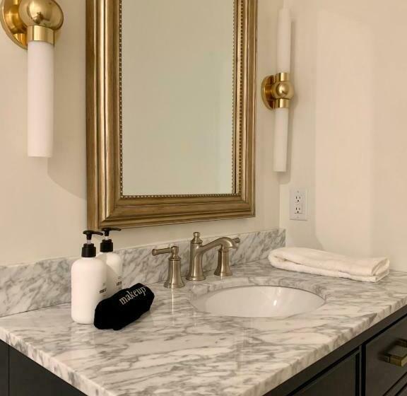 Люкс Deluxe Кровать Кинг, The Inn