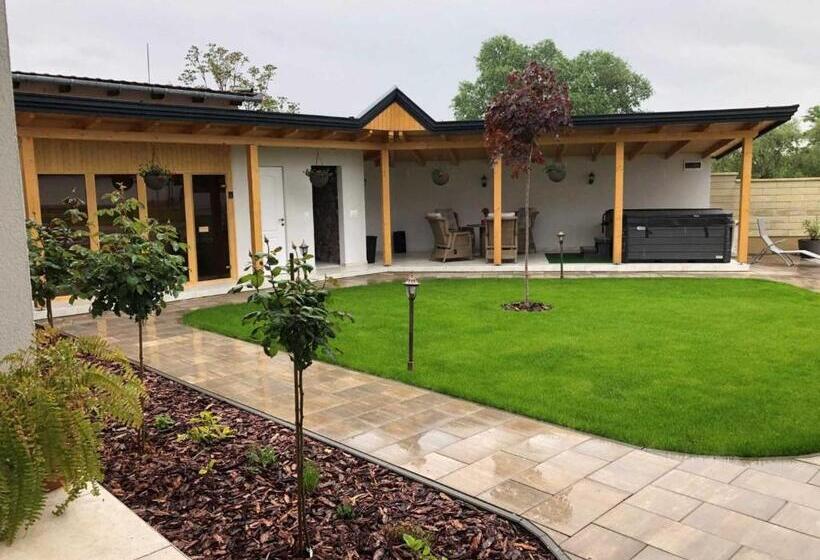 חדר סטנדרט מותאם לאדם עם מוגבלויות, Notarius Vendégház