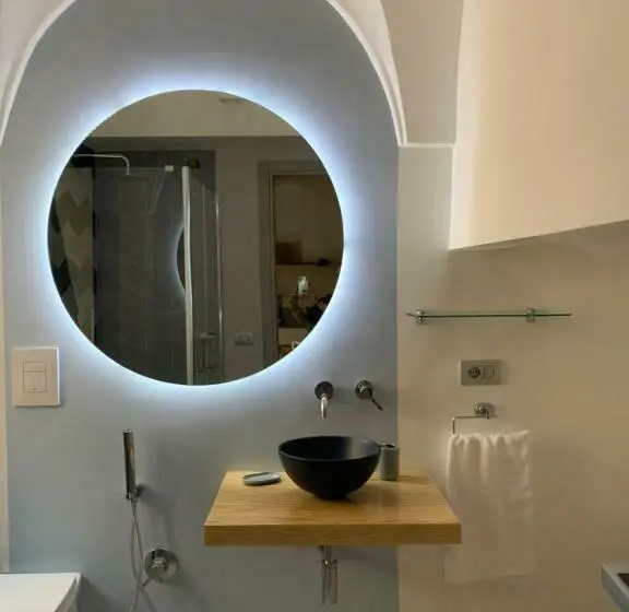 اتاق ساده سه نفره, Madama B&b