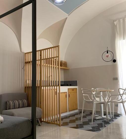 基本三人间, Madama B&b