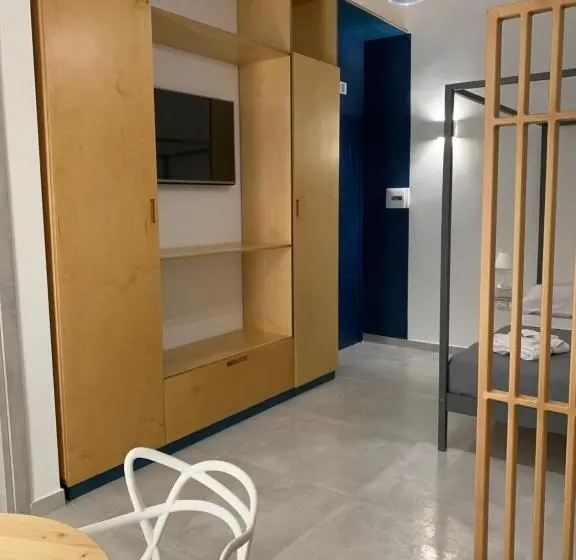 اتاق ساده سه نفره, Madama B&b