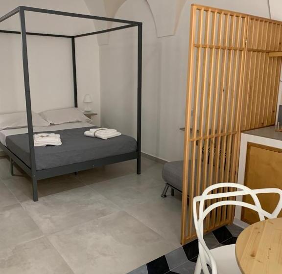 基本三人间, Madama B&b