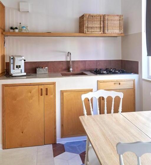 经典四人房间, Madama B&b