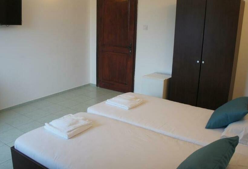 غرفة قياسية مزوَّدة بشُرفة, къща за гости валена град черноморец