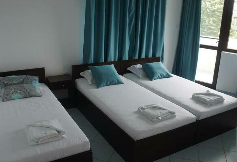 غرفة قياسية ثلاثية ذات اطلالة, къща за гости валена град черноморец