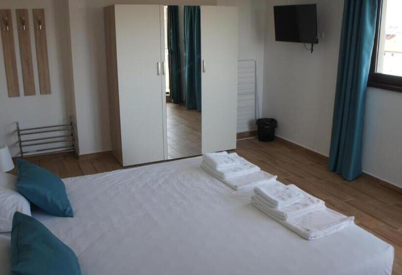 شقة غرفة واحدة مطلة على البحر, къща за гости валена град черноморец