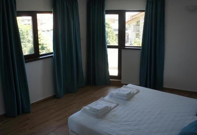 شقة غرفة واحدة مطلة على البحر, къща за гости валена град черноморец