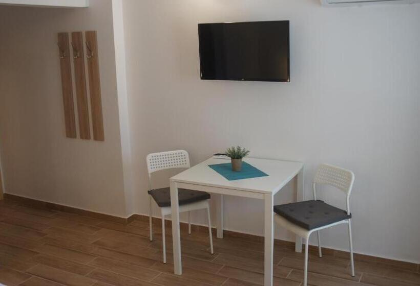 غرفة قياسية مزوَّدة بشُرفة, къща за гости валена град черноморец