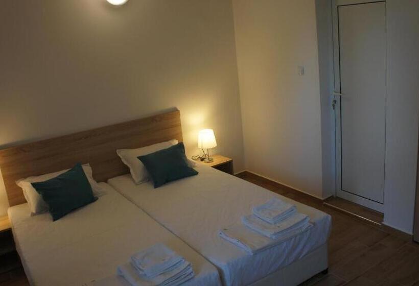 غرفة قياسية مزوَّدة بشُرفة, къща за гости валена град черноморец