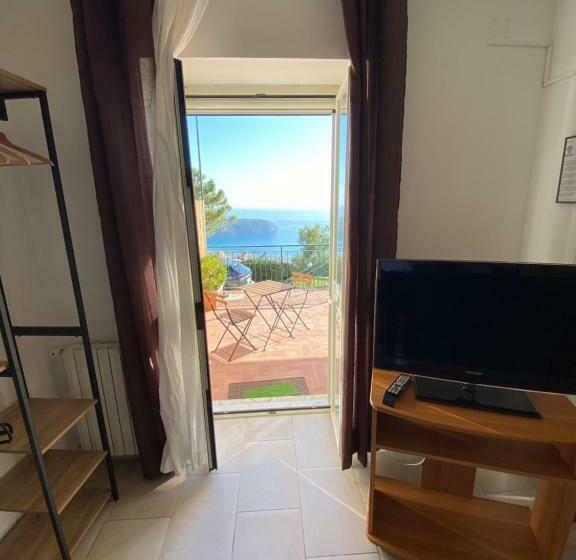 اتاق استاندارد با چشمانداز دریا, B&b Saracinello