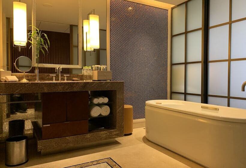 Номер Executive Вид на Море, Hilton Qingdao Golden Beach