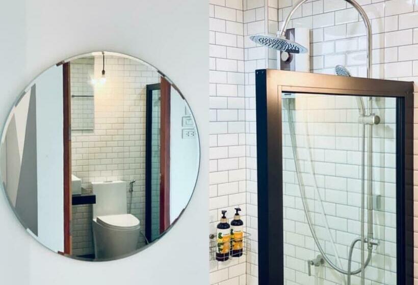 Номер Deluxe, Loei Station