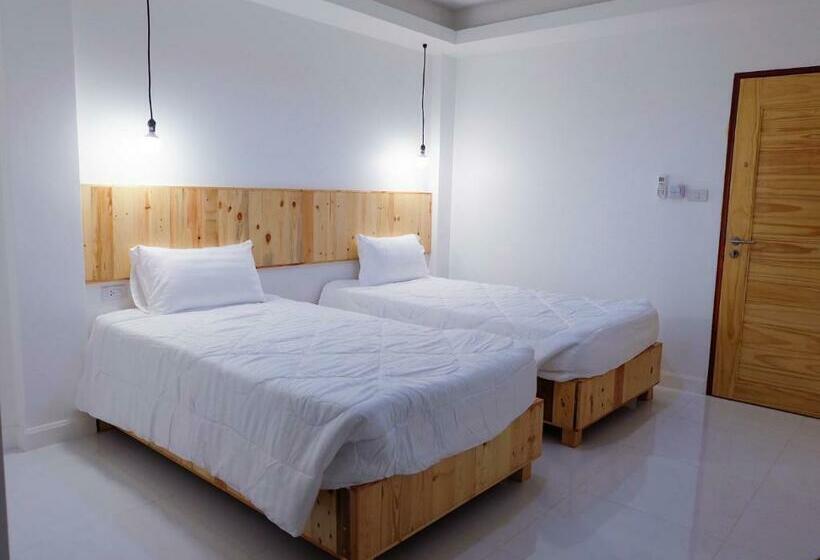 Номер Deluxe, Loei Station