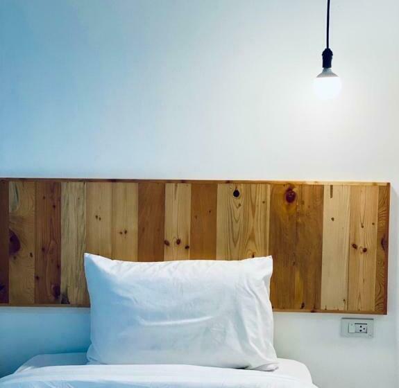 Номер Deluxe, Loei Station