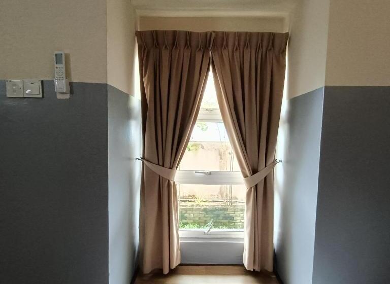 Camera Economy, Cozzy Motel