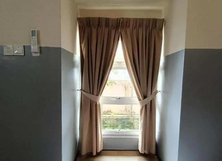 اتاق اکونومی, Cozzy Motel