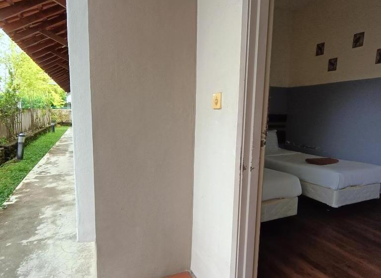 Camera Economy, Cozzy Motel