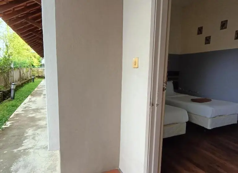 اتاق اکونومی, Cozzy Motel
