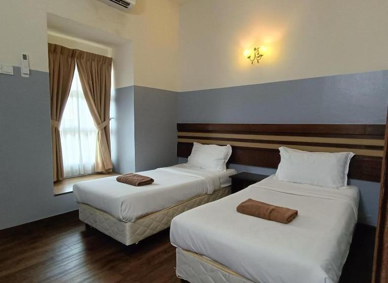 Camera Economy, Cozzy Motel