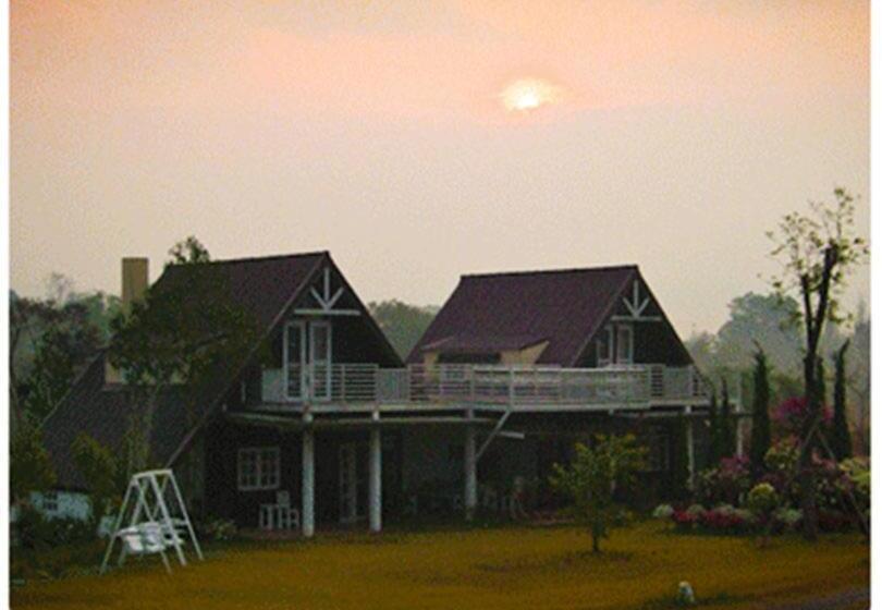 Családi Szoba, ไอหมอก ชาเล่ต์