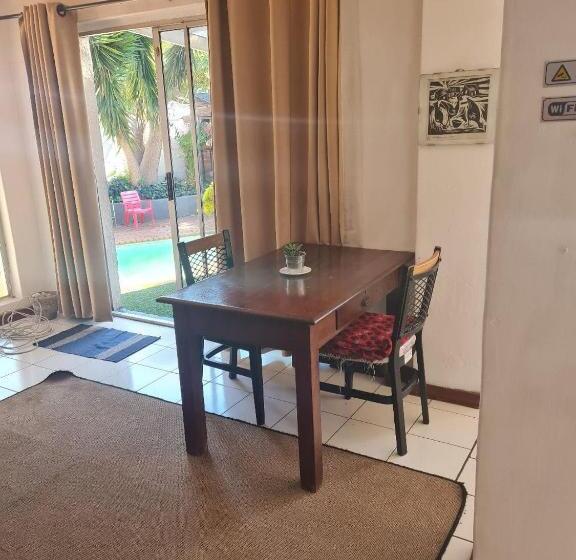 Кровать в Общей Комнате, Melville House