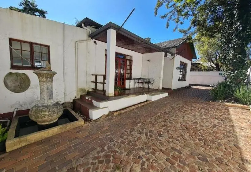 تختخواب در اتاق مشترک, Melville House