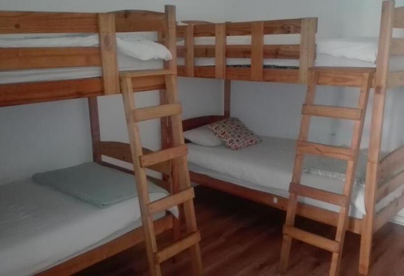 Кровать в Общей Комнате, Melville House