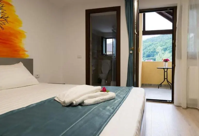 Standard Triple Room with Terrace, Vila Poienița Căciulata