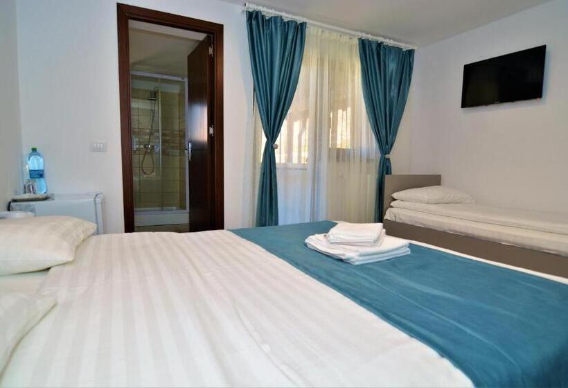 Standard Triple Room with Terrace, Vila Poienița Căciulata