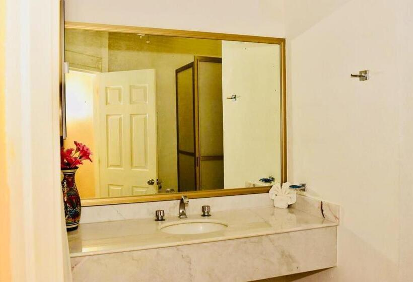 غرفة قياسية رباعية مطلة على الحديقة, Villa Para 5 Personas 4 Adultos Y 1 Menor En Hotel Tsoro Ixtapa Wifi Gratis