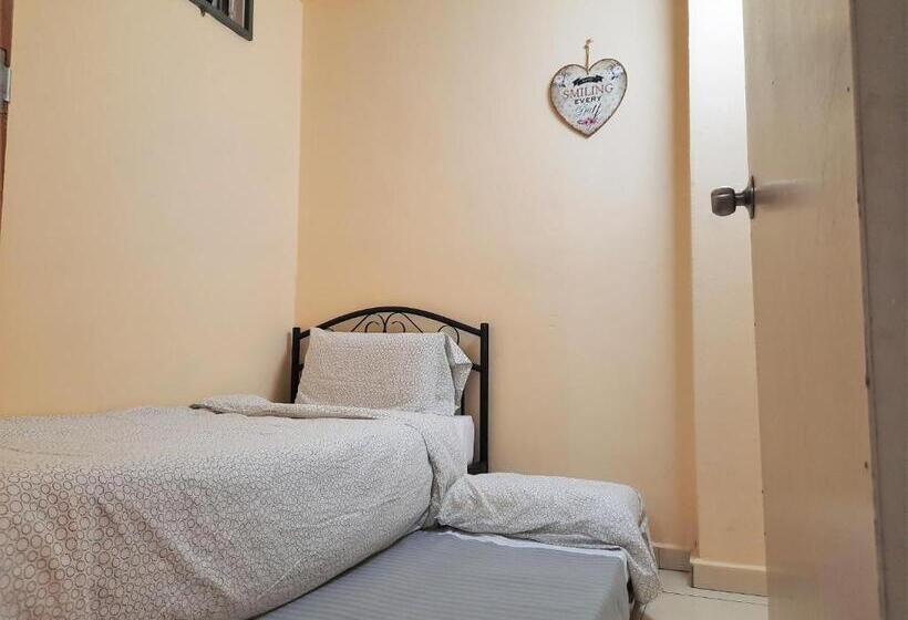 מיטת קינג בסוויטה, Maison Seaview Suites Port Dickson