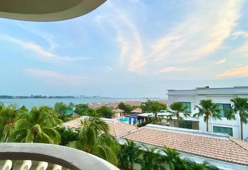 سوییت سوپریور با چشم‌انداز دریا, Maison Seaview Suites Port Dickson