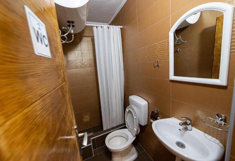 اتاق استاندارد سه تخته با سرویس بهداشتی مشترک, Snam Rooms&apartment