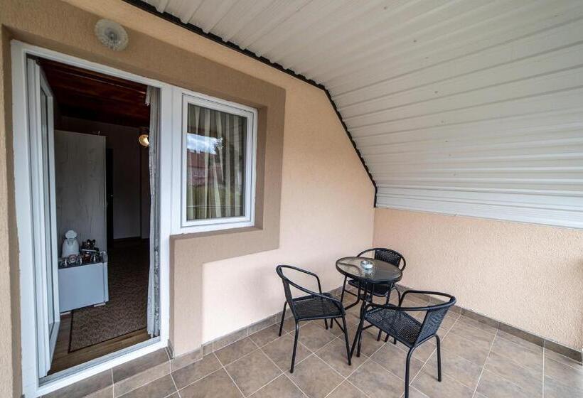 اتاق استاندارد سه تخته با سرویس بهداشتی مشترک, Snam Rooms&apartment