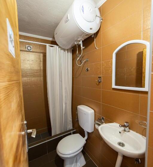 اتاق استاندارد سه تخته با سرویس بهداشتی مشترک, Snam Rooms&apartment