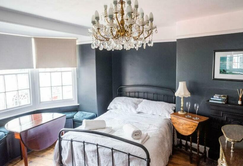 חדר סטנדרט, Room At The Inn