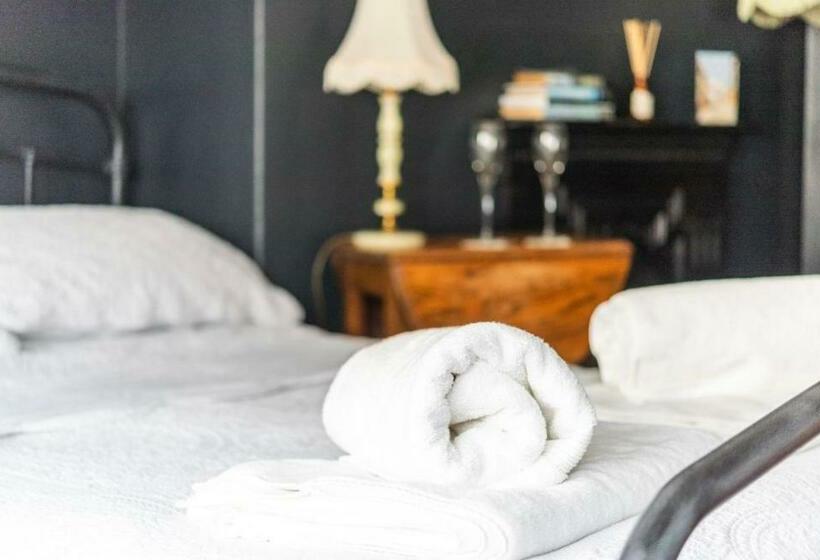 חדר סטנדרט, Room At The Inn